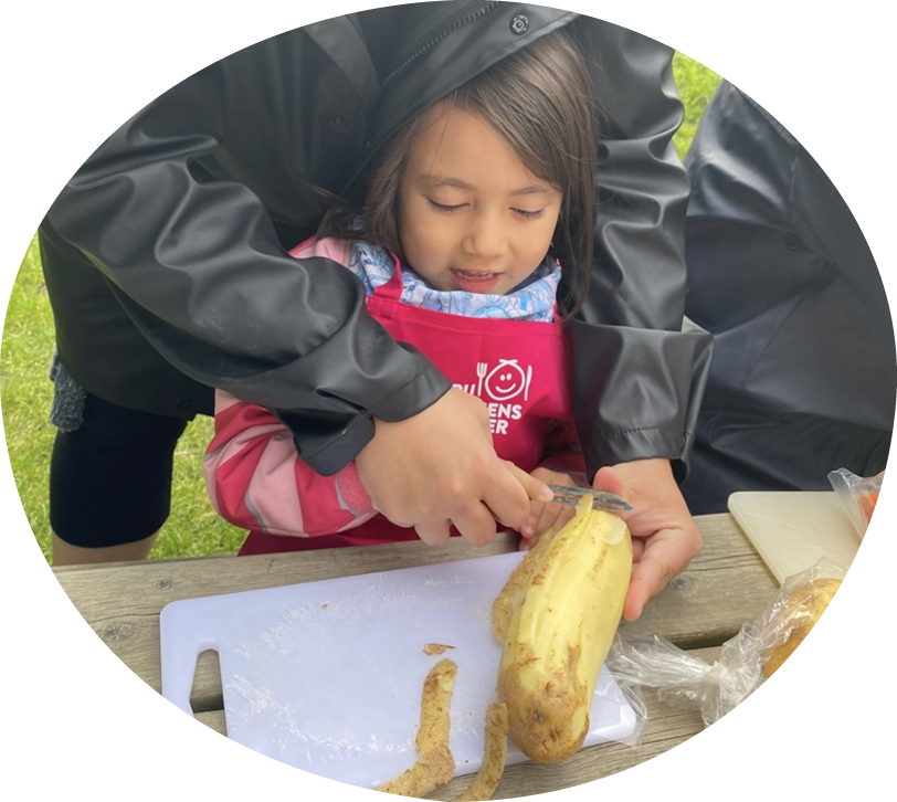 Bålsuppe og børn der hjælper til
